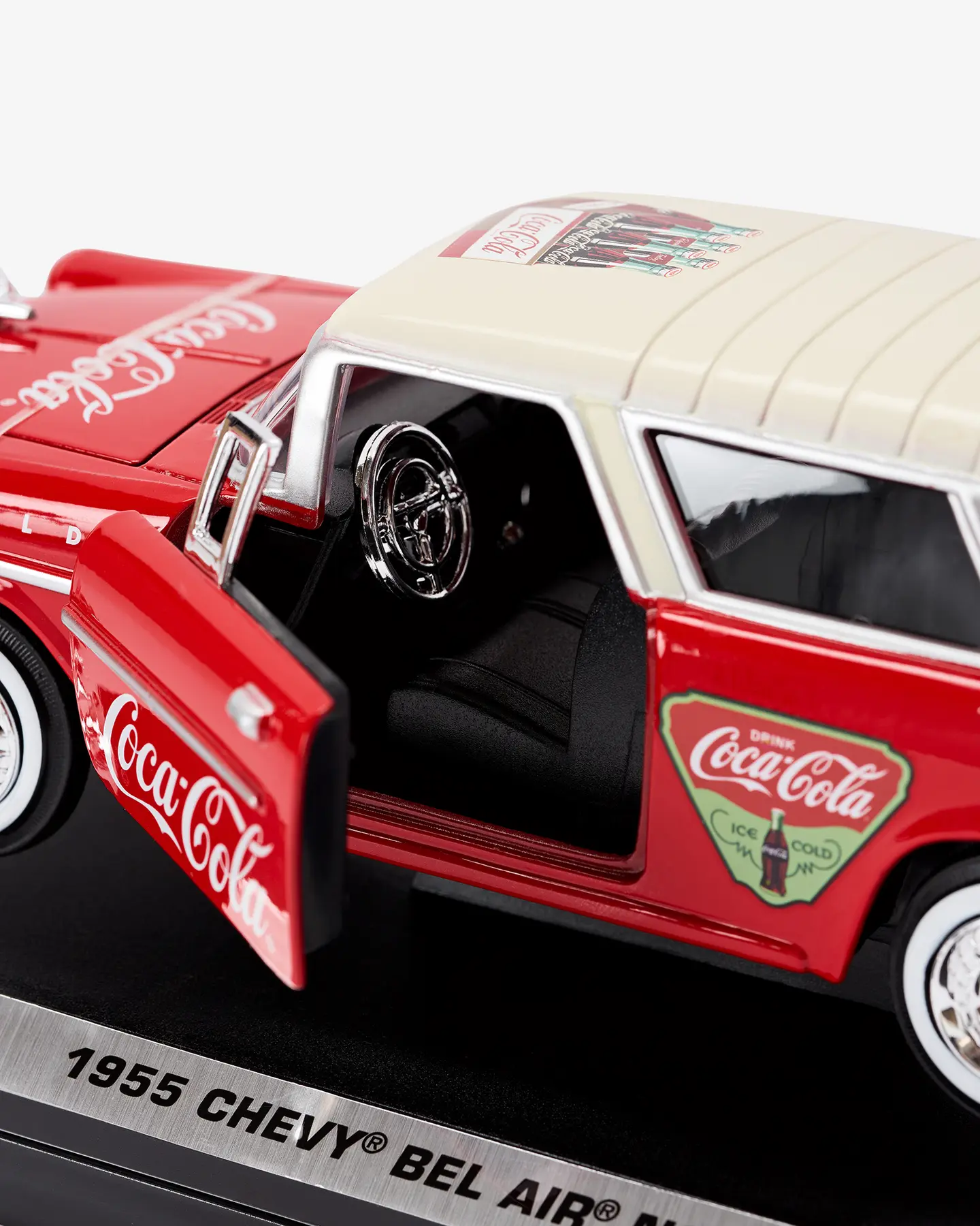 Машинка литая коллекционная Die-сast модель по лицензии Coca-Cola 1955 Chevy Bel Air Nomad, масштаб  — 4