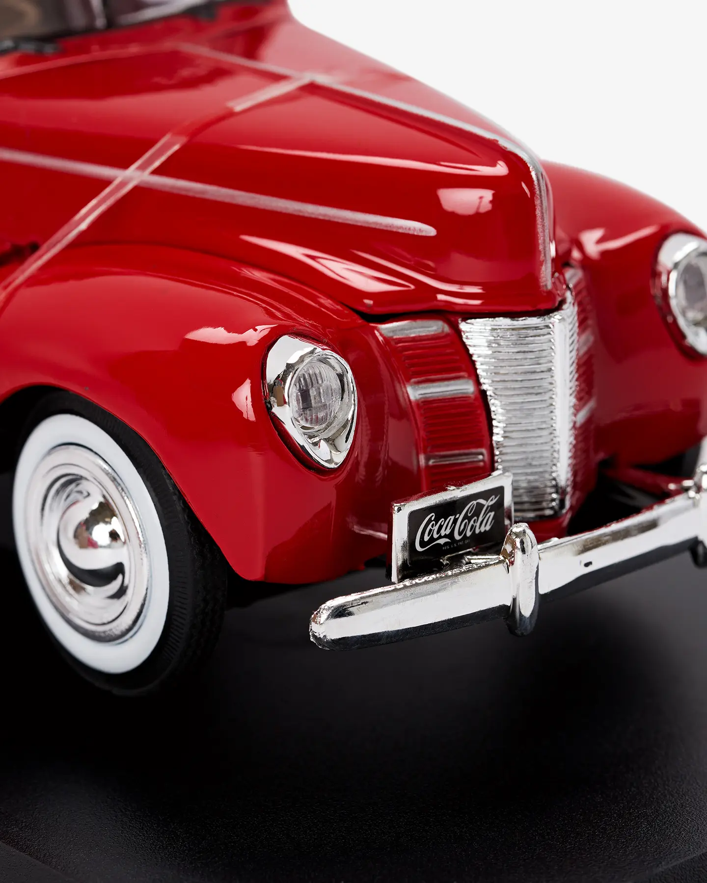 Машинка литая коллекционная Die-сast модель по лицензии Coca-Cola 1940 Ford Sedan Cargo Van, масштаб — 4