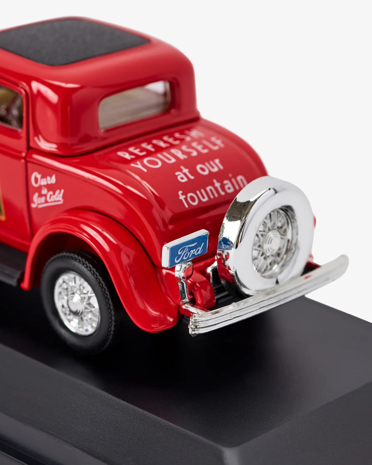 Машинка литая коллекционная Die-сast модель по лицензии Coca-Cola 1932 Ford Coupe, масштаб 1:43 — 4