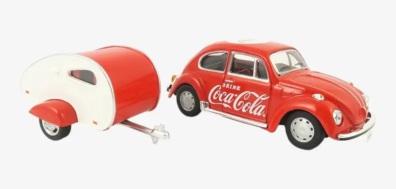MOTOR CITY CLASSICS — Машинка литая коллекционная с прицепом Die-сast модель по лицензии Coca-Cola 1967 Volkswagen Beetle 